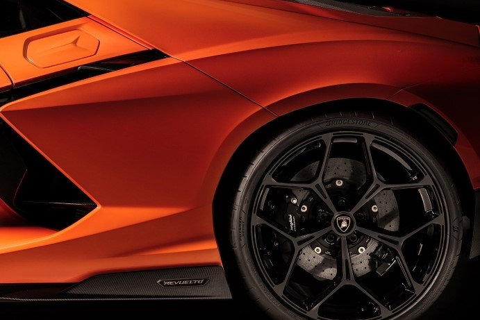 Lamborghini Revuelto Tyres