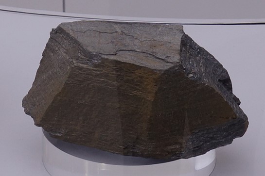 Hematite lean ore containing iron carbonate