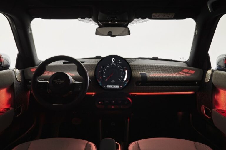 MINI Cooper SE Dashboard Projection