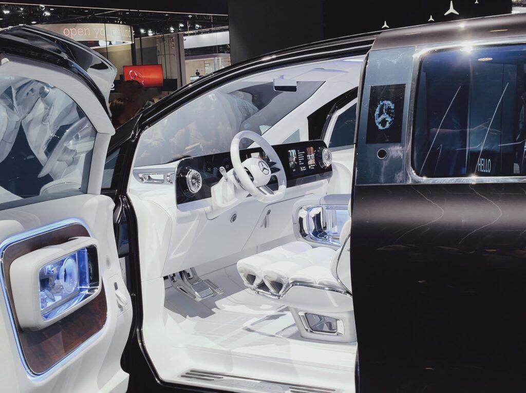 Mercedes Benz Vision V Superscreen