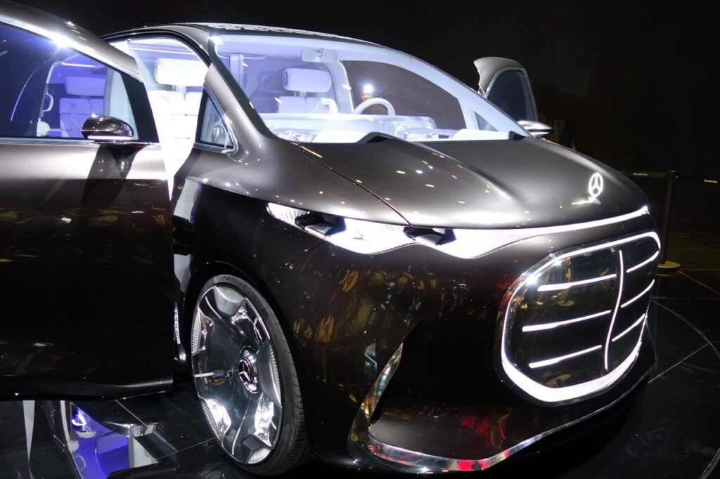 Mercedes Benz Vision V headlights 2