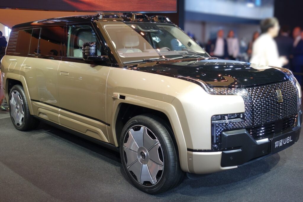 Yangwang U8L SUV