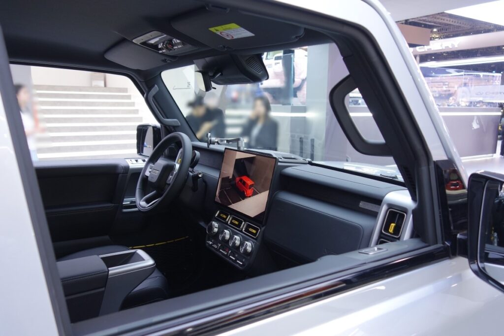 iCAR V23 interior