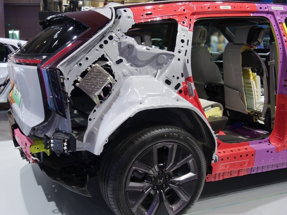 Honda Ye P7 SUV cutaway