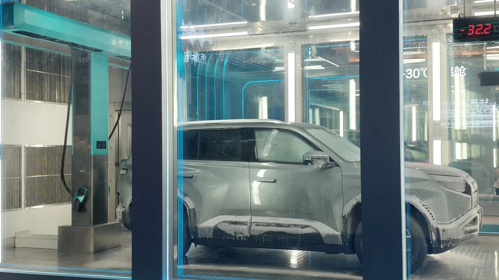 BYD FLASH Charging SUV side